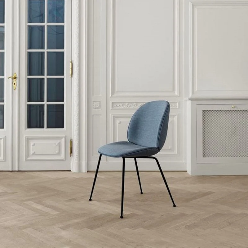 Chaise noire piétement laiton Beetle - Gubi