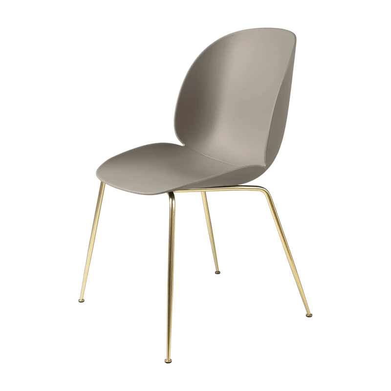 Chaise beige piétement laiton Beetle - Gubi
