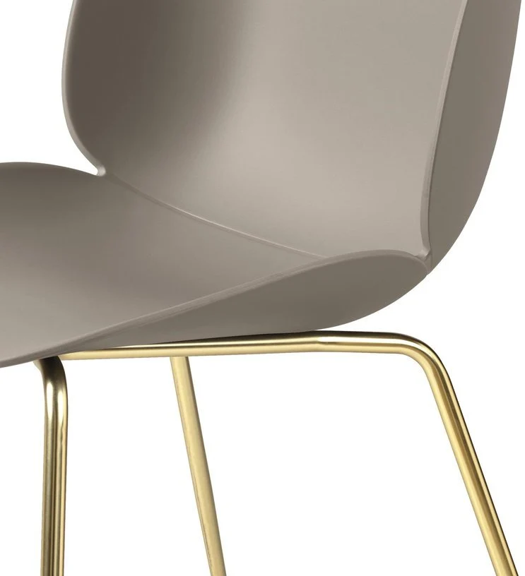 Chaise beige piétement laiton Beetle - Gubi