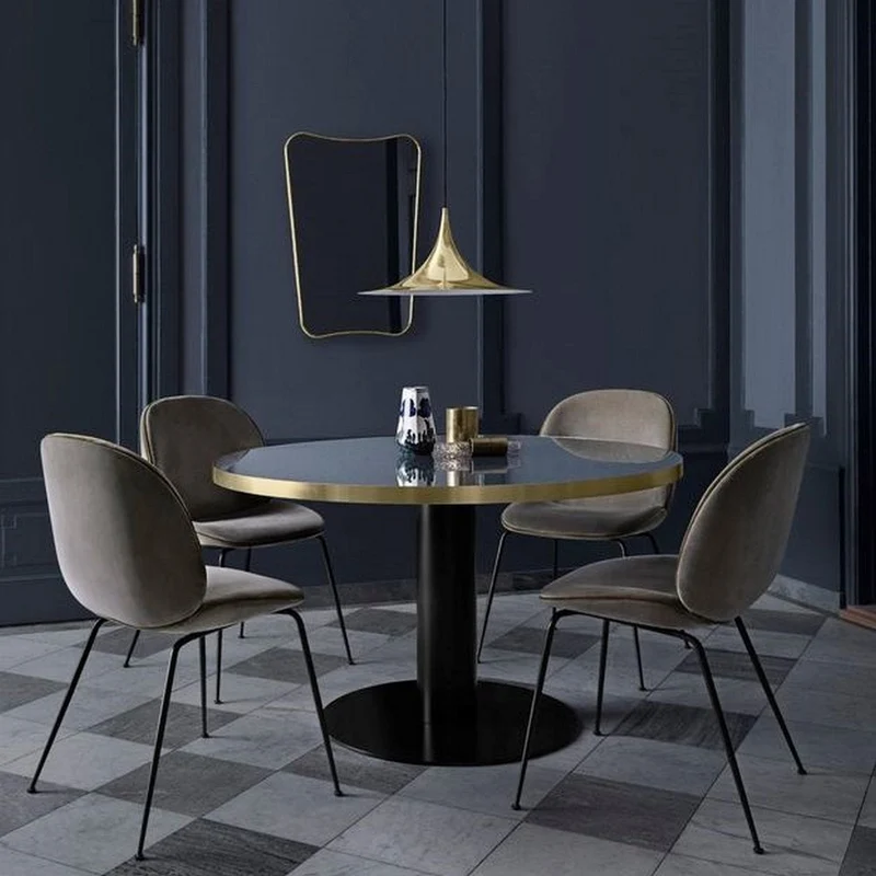 Chaise beige piétement laiton Beetle - Gubi