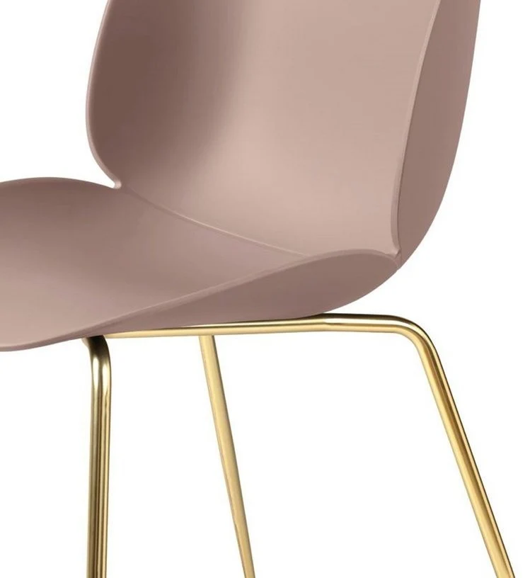 Chaise rose clair piétement laiton Beetle - Gubi