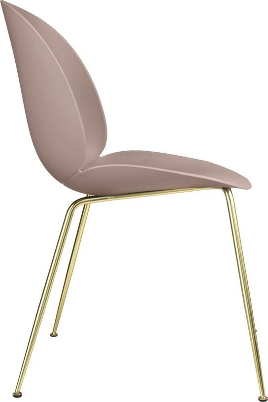 Chaise rose clair piétement laiton Beetle - Gubi