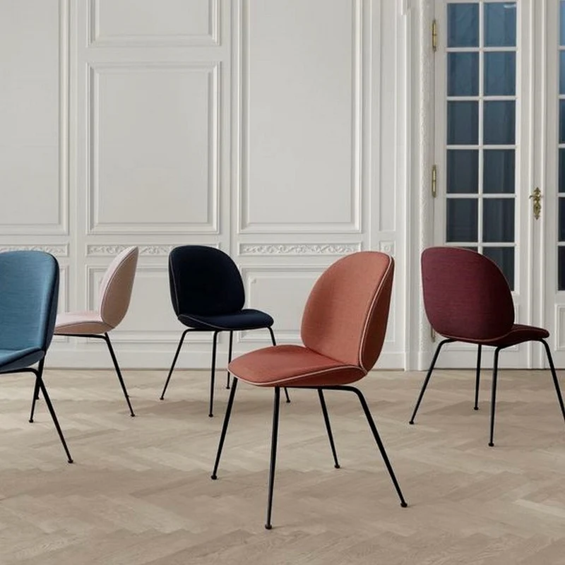 Chaise rose clair piétement laiton Beetle - Gubi