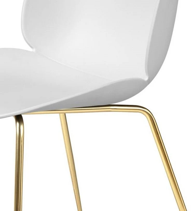 Chaise blanche piétement laiton Beetle - Gubi