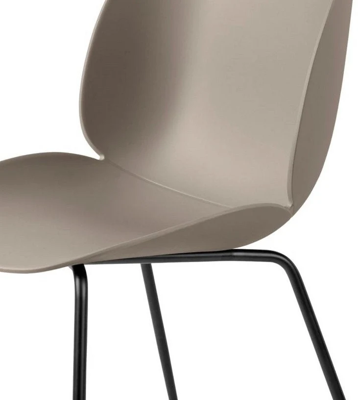 Chaise beige piétement en métal noir Beetle - Gubi