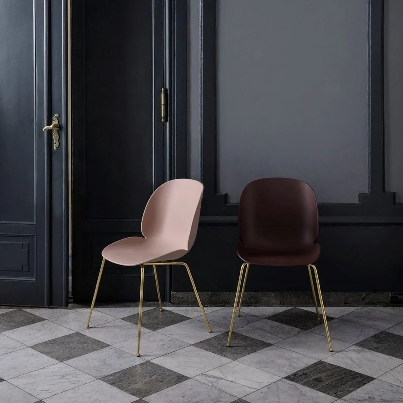 Chaise beige piétement en métal noir Beetle - Gubi