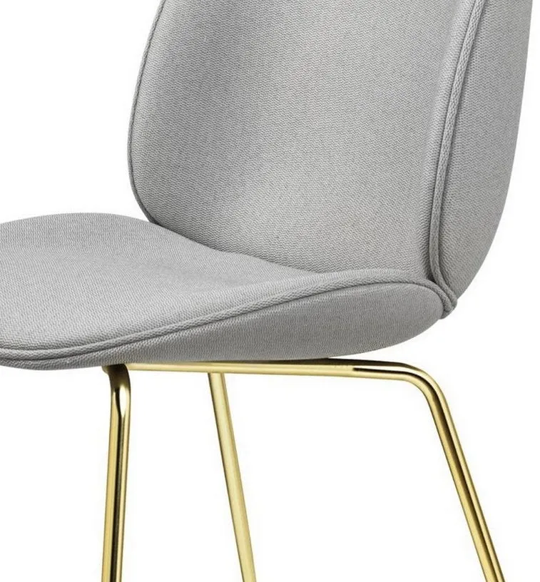 Chaise en tissu gris piétement laiton Beetle - Gubi