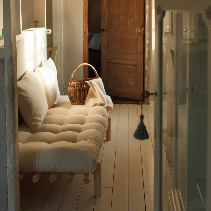 Lit de jour en bois naturel et matelas écru Pace - Karup Design