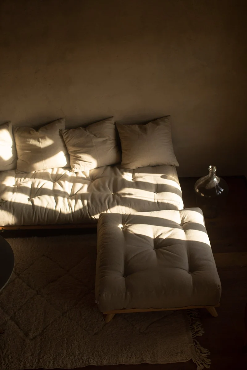 Canapé 2 places en pin et matelas lin 200x90cm Senza - Karup Design
