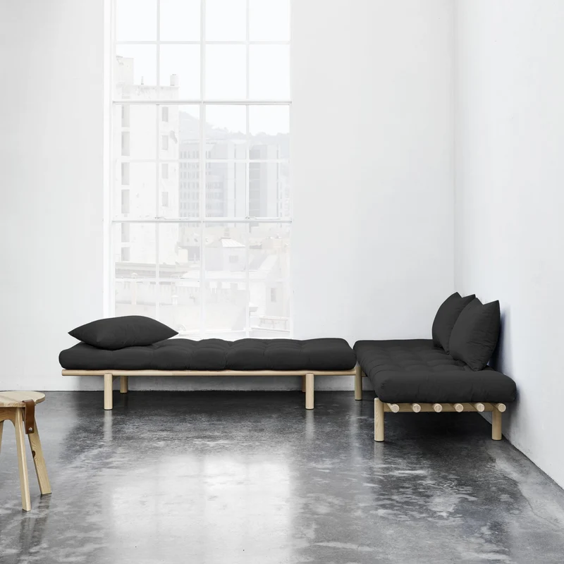 Lit de jour en bois naturel et coton noir Pace - Karup Design