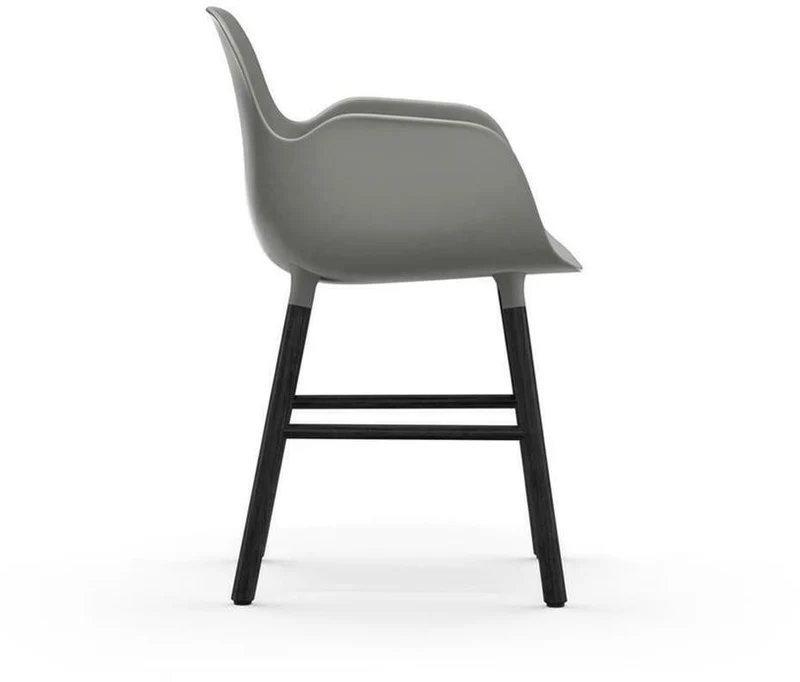 Chaise avec accoudoirs en bois noir et pp gris Form - Normann Copenhagen