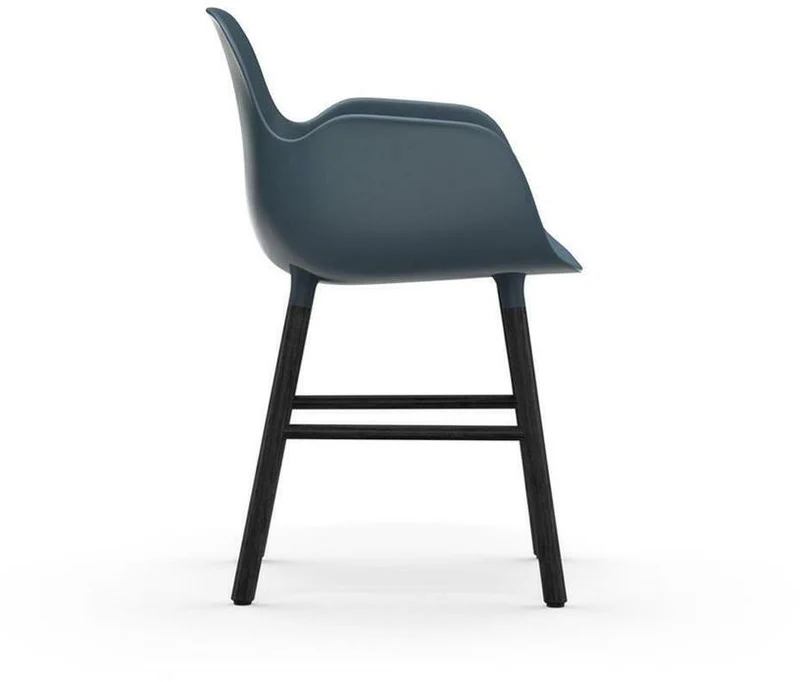 Chaise avec accoudoirs en bois noir et pp bleu Form - Normann Copenhagen