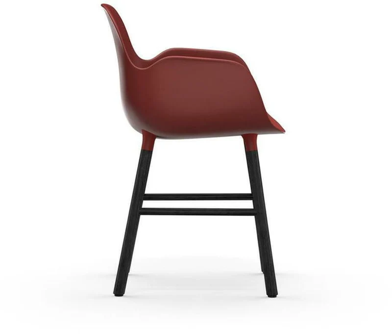 Chaise avec accoudoirs en bois noir et pp rouge Form - Normann Copenhagen