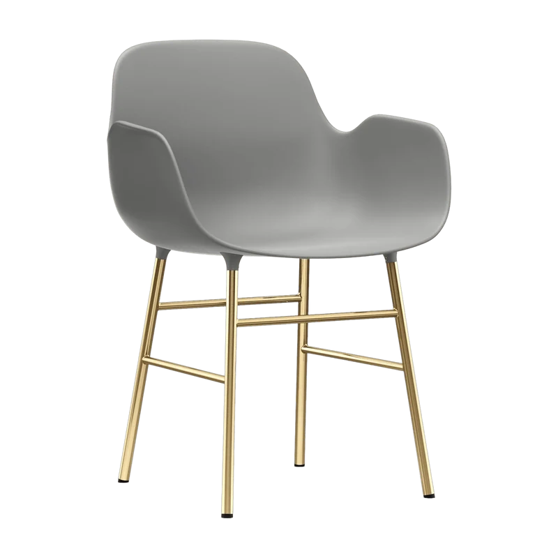 Chaise avec accoudoirs en laiton et pp gris Form - Normann Copenhagen