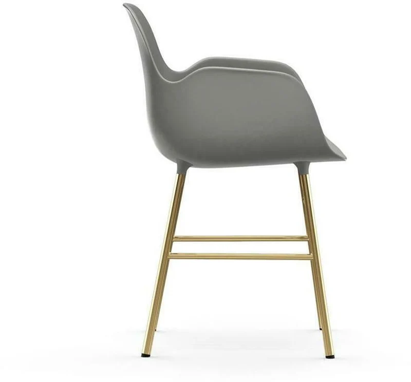 Chaise avec accoudoirs en laiton et pp gris Form - Normann Copenhagen