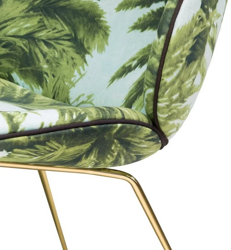 Fauteuil en tissu à motifs et piétement laiton Beetle - Gubi