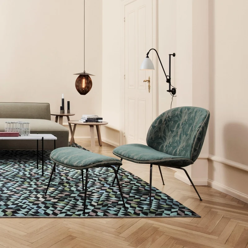 Fauteuil en tissu à motifs et piétement laiton Beetle - Gubi