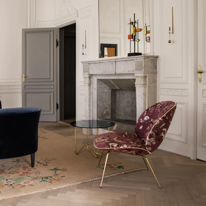 Fauteuil en tissu à motifs et piétement laiton Beetle - Gubi