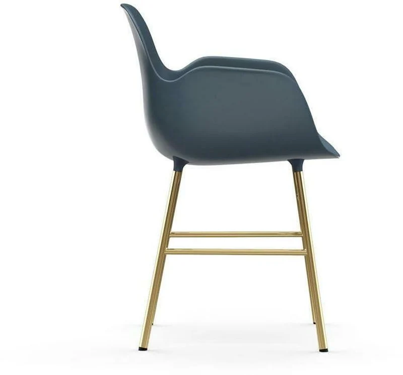 Chaise avec accoudoirs en laiton et pp bleu Form - Normann Copenhagen