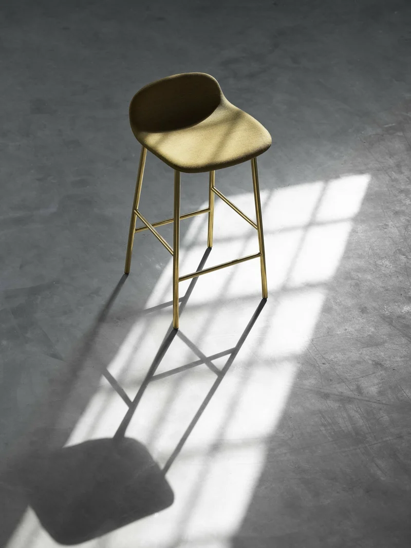 Tabouret de bar en laiton et pp rouge 65 cm Form - Normann Copenhagen