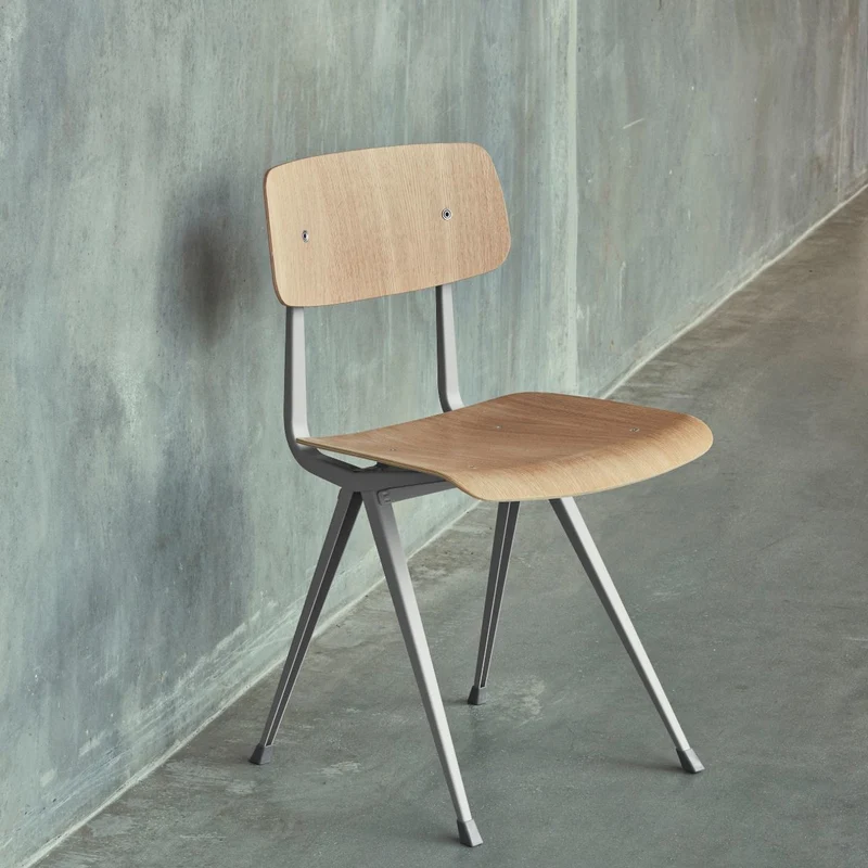 Chaise en acier beige et bois de chêne Result - HAY