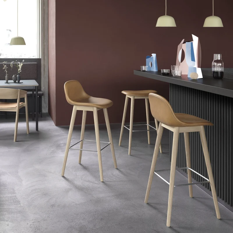 Chaise de bar 65cm ocre piétement en chêne Fiber - Muuto