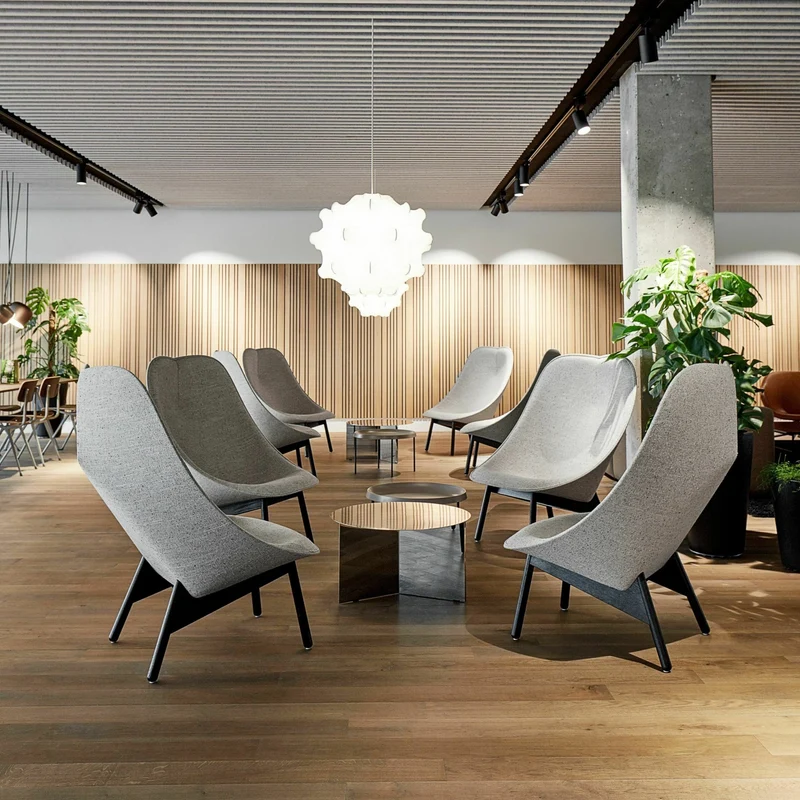 Fauteuil gris clair et chêne massif teinté noir Uchiwa - HAY