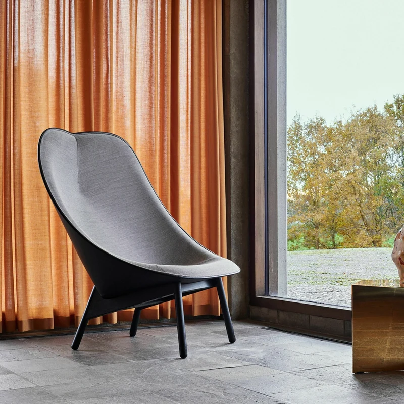 Fauteuil gris clair et chêne massif teinté noir Uchiwa - HAY