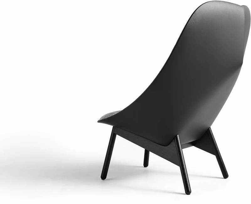 Fauteuil gris clair matelassé et chêne massif teinté noir Uchiwa - HAY