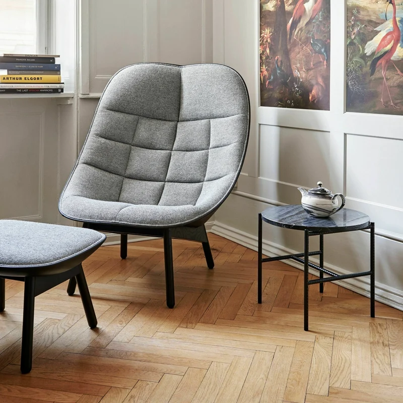Fauteuil gris clair matelassé et chêne massif teinté noir Uchiwa - HAY
