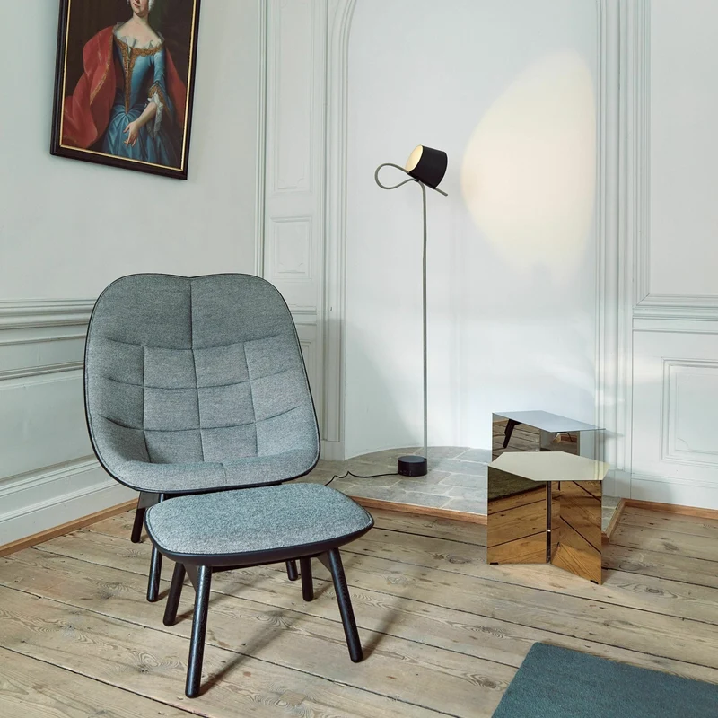 Fauteuil gris clair matelassé et chêne massif teinté noir Uchiwa - HAY