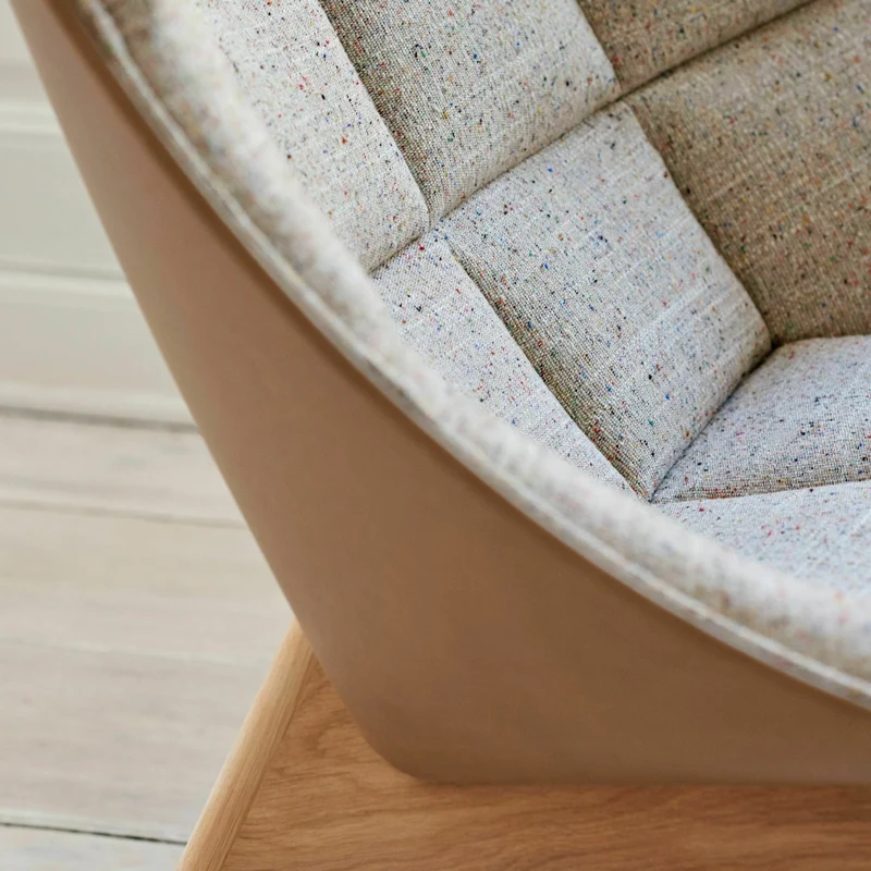 Fauteuil gris clair matelassé et chêne massif teinté noir Uchiwa - HAY