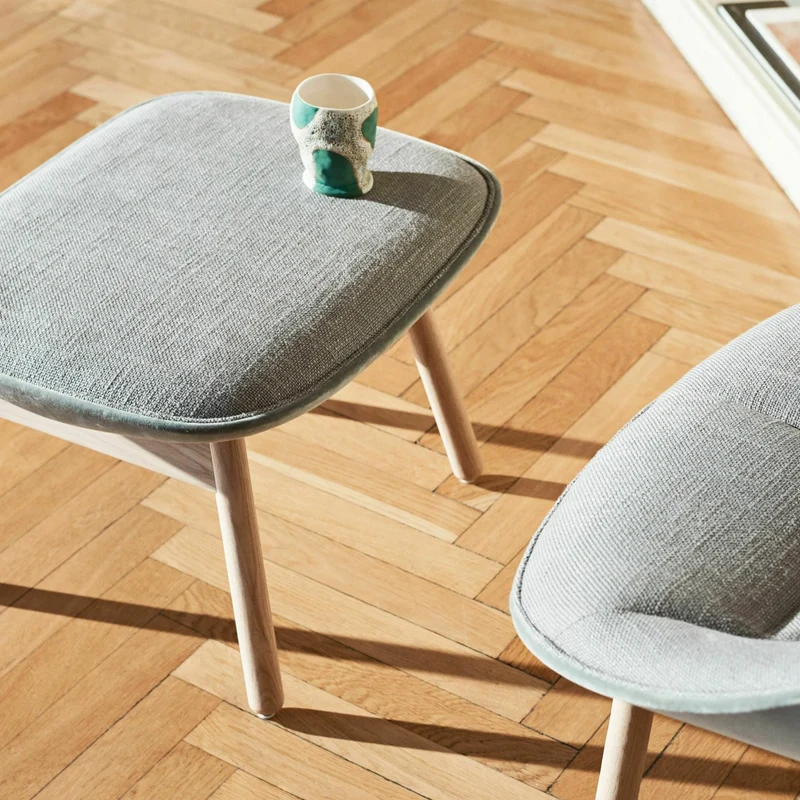 Fauteuil gris clair matelassé et chêne massif teinté noir Uchiwa - HAY