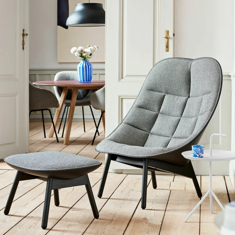 Fauteuil gris clair matelassé et chêne massif teinté noir Uchiwa - HAY