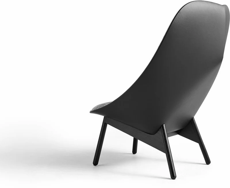 Fauteuil gris matelassé et chêne massif teinté noir Uchiwa - HAY