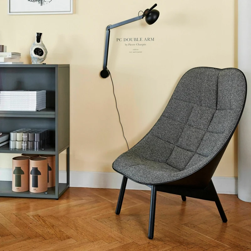 Fauteuil gris matelassé et chêne massif teinté noir Uchiwa - HAY