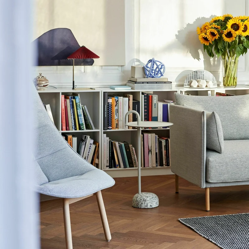 Fauteuil gris matelassé et chêne massif teinté noir Uchiwa - HAY