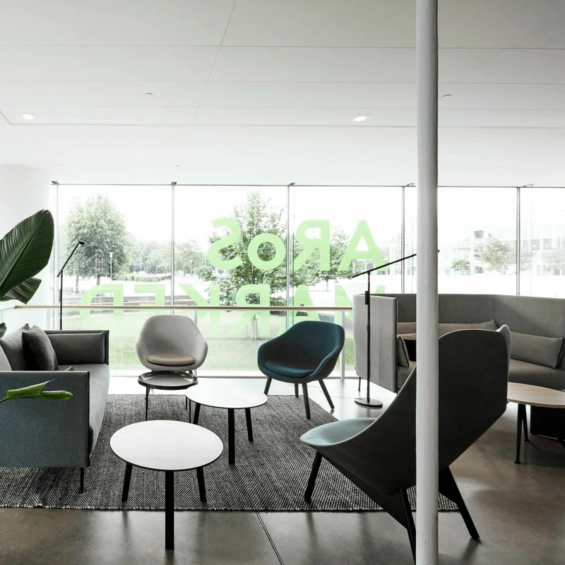 Fauteuil gris matelassé et chêne massif teinté noir Uchiwa - HAY
