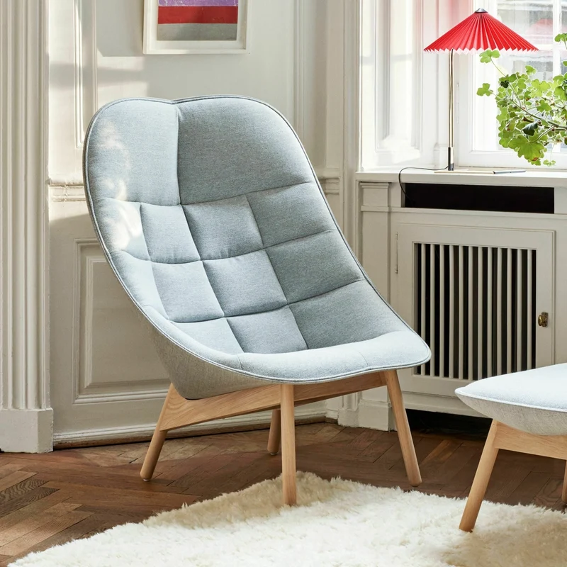 Fauteuil gris clair matelassé et chêne massif naturel Uchiwa - HAY