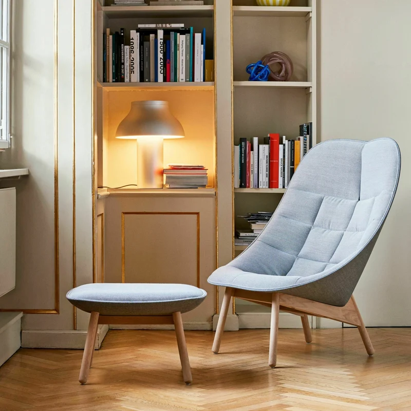 Fauteuil gris clair matelassé et chêne massif naturel Uchiwa - HAY
