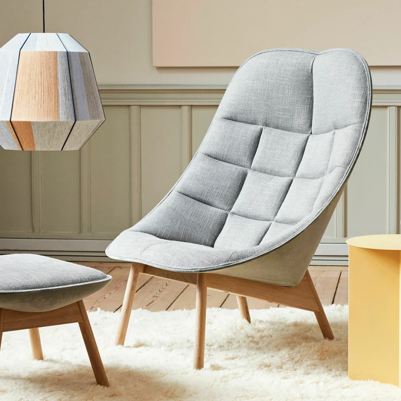 Fauteuil gris foncé matelassé et chêne massif naturel Uchiwa - HAY