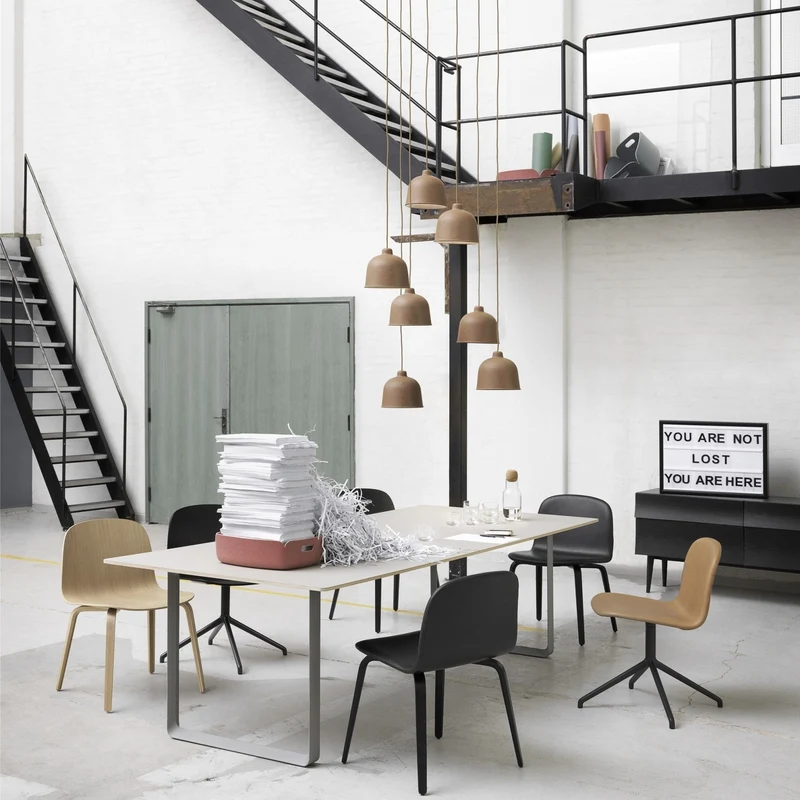 Table en chêne piétement gris 225 cm 70-70 - Muuto