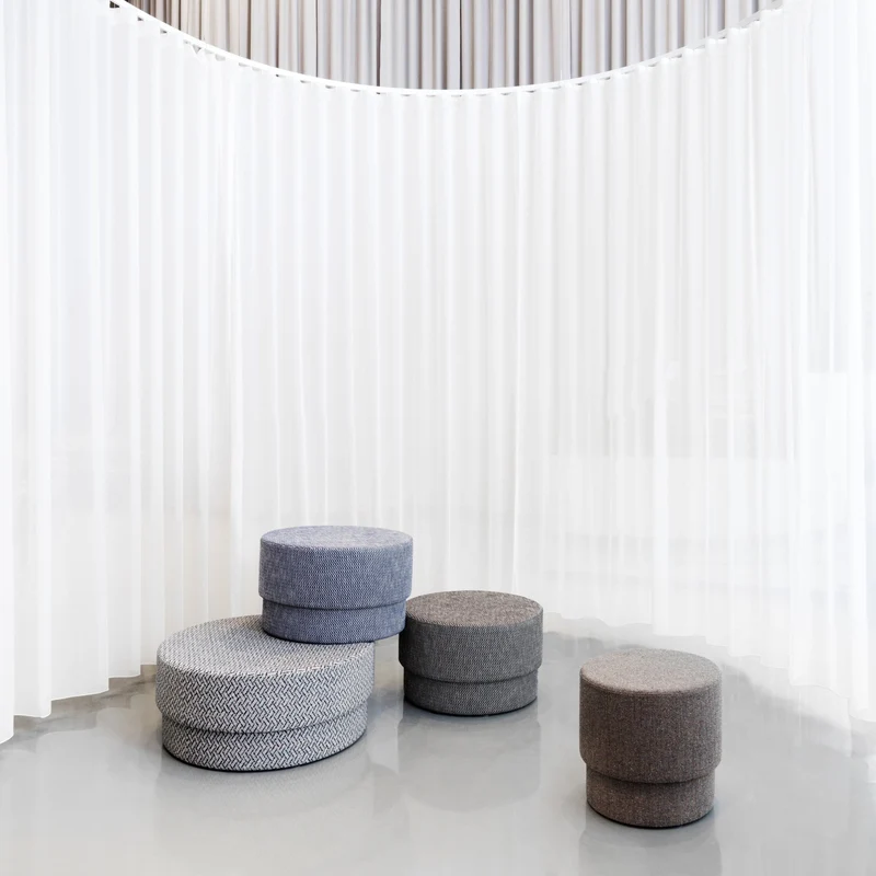 Pouf en tissu gris foncé Silo medium noir/Albagia 201 Albagia 201 - Normann Copenhagen