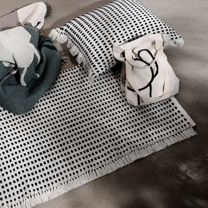 Coussin à franges bleu et blanc en plastique recyclé Way - Ferm living