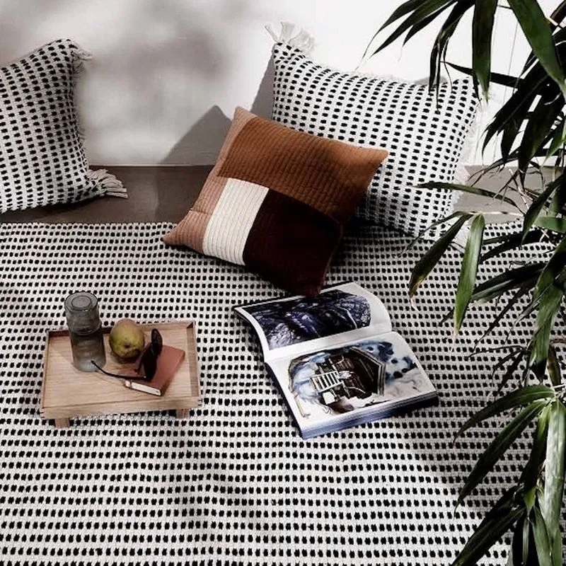 Coussin à franges bleu et blanc en plastique recyclé Way - Ferm living