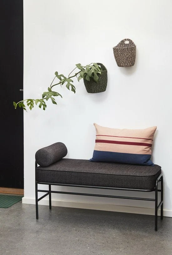 Banc en tissu et métal noir avec coussin - Hübsch