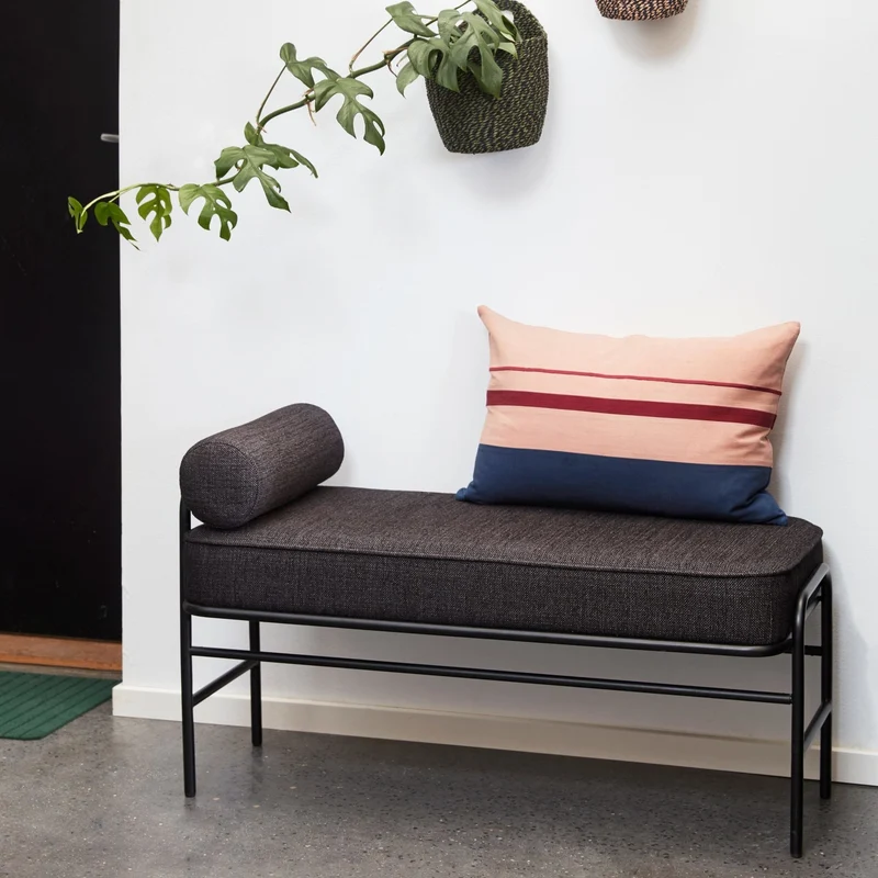 Banc en tissu et métal noir avec coussin - Hübsch