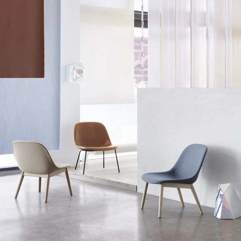 Chaise lounge ocre piétement en chêne Fiber - Muuto