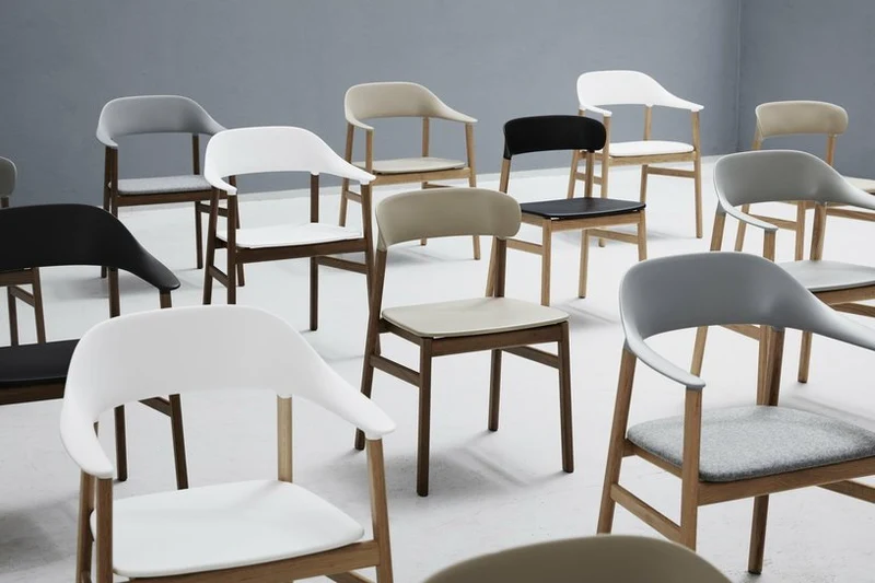 Chaise en chêne teinté et polypropylène blanc Herit blanc - Normann Copenhagen