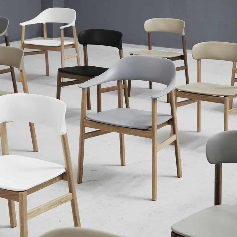 Chaise avec accoudoirs en chêne et polypropylene blanc Herit blanc - Normann Copenhagen